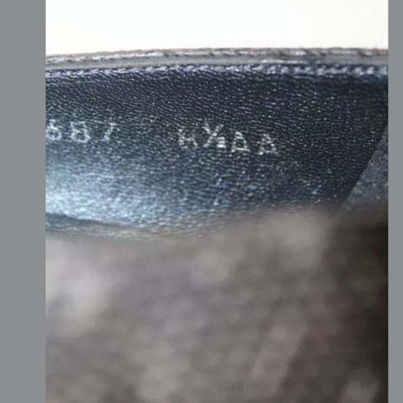 STUART WEITZMAN GRAY EMBOSSED LEATHER PUMPS - Picture 5 of 8